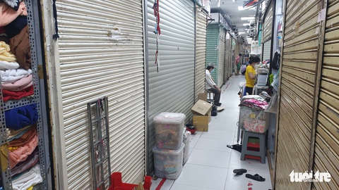 Chợ mở lại ở TP.HCM vắng hoe, nhiều quầy vẫn đóng - Ảnh 2. Chợ mở lại ở TP.HCM vắng hoe, nhiều quầy vẫn đóng - Ảnh 2.