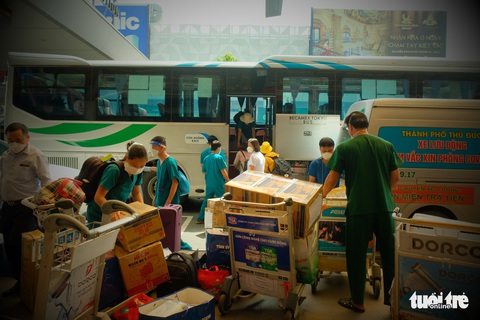 Lực lượng chi viện lưu luyến rơi nước mắt ngày chia tay TP.HCM - Ảnh 9. Lực lượng chi viện lưu luyến rơi nước mắt ngày chia tay TP.HCM - Ảnh 9.