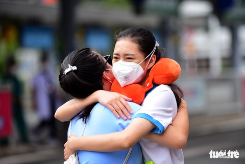 Lực lượng chi viện lưu luyến rơi nước mắt ngày chia tay TP.HCM - Ảnh 1. Lực lượng chi viện lưu luyến rơi nước mắt ngày chia tay TP.HCM - Ảnh 1.
