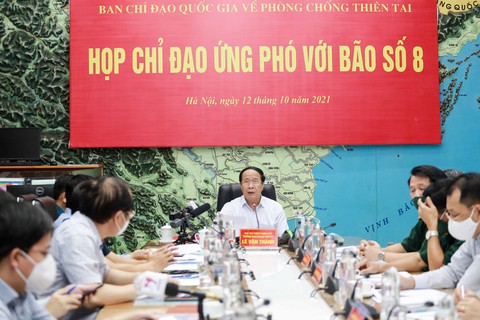 Bão số 8 hướng vào Thanh Hóa - Quảng Bình, suy yếu trước khi đổ bộ - Ảnh 2. Bão số 8 hướng vào Thanh Hóa - Quảng Bình, suy yếu trước khi đổ bộ - Ảnh 2.