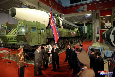 Dự triển lãm vũ khí, ông Kim Jong Un nói: Con cháu chúng ta cần phải mạnh trước đã - Ảnh 5. Dự triển lãm vũ khí, ông Kim Jong Un nói: Con cháu chúng ta cần phải mạnh trước đã - Ảnh 5.