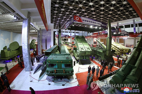 Dự triển lãm vũ khí, ông Kim Jong Un nói: Con cháu chúng ta cần phải mạnh trước đã - Ảnh 6. Dự triển lãm vũ khí, ông Kim Jong Un nói: Con cháu chúng ta cần phải mạnh trước đã - Ảnh 6.