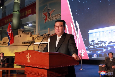 Dự triển lãm vũ khí, ông Kim Jong Un nói: Con cháu chúng ta cần phải mạnh trước đã - Ảnh 1. Dự triển lãm vũ khí, ông Kim Jong Un nói: Con cháu chúng ta cần phải mạnh trước đã - Ảnh 1.