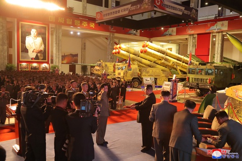 Dự triển lãm vũ khí, ông Kim Jong Un nói: Con cháu chúng ta cần phải mạnh trước đã - Ảnh 7. Dự triển lãm vũ khí, ông Kim Jong Un nói: Con cháu chúng ta cần phải mạnh trước đã - Ảnh 7.