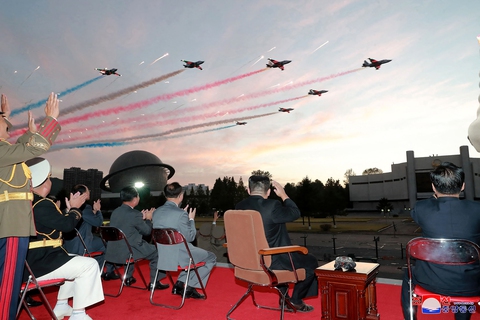 Dự triển lãm vũ khí, ông Kim Jong Un nói: Con cháu chúng ta cần phải mạnh trước đã - Ảnh 11. Dự triển lãm vũ khí, ông Kim Jong Un nói: Con cháu chúng ta cần phải mạnh trước đã - Ảnh 11.
