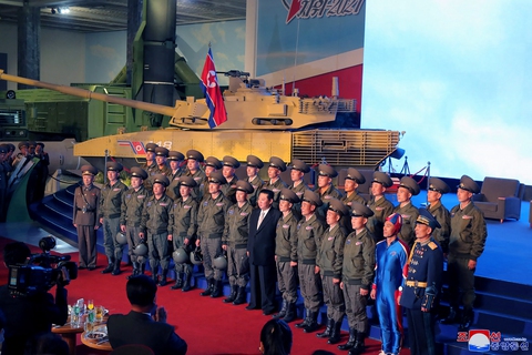 Dự triển lãm vũ khí, ông Kim Jong Un nói: Con cháu chúng ta cần phải mạnh trước đã - Ảnh 4. Dự triển lãm vũ khí, ông Kim Jong Un nói: Con cháu chúng ta cần phải mạnh trước đã - Ảnh 4.