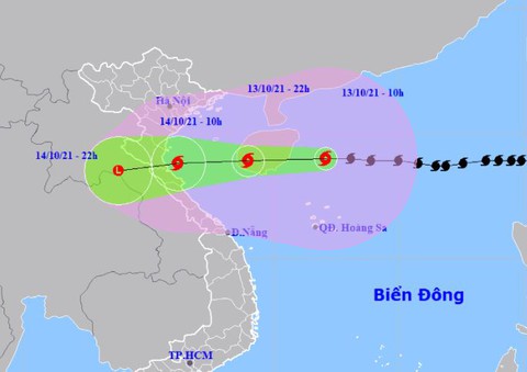 Bão số 8 giật cấp 14 hướng vào Bắc Trung Bộ, mưa lớn từ chiều tối nay - Ảnh 2. Bão số 8 giật cấp 14 hướng vào Bắc Trung Bộ, mưa lớn từ chiều tối nay - Ảnh 2.