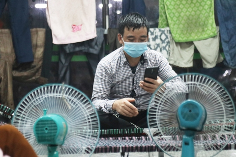 Mở cửa bến xe đón bà con hồi hương vào tránh bão số 8 - Ảnh 4. Mở cửa bến xe đón bà con hồi hương vào tránh bão số 8 - Ảnh 4.