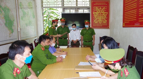 Bắt trạm trưởng kiểm lâm để lâm tặc chặt hàng trăm cây gỗ nghiến - Ảnh 1. Bắt trạm trưởng kiểm lâm để lâm tặc chặt hàng trăm cây gỗ nghiến - Ảnh 1.