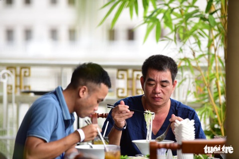 Tiệc phở tiếp thêm động lực cho đoàn chi viện TP.HCM - Ảnh 5. Tiệc phở tiếp thêm động lực cho đoàn chi viện TP.HCM - Ảnh 5.