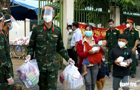 Gần trăm người đi bộ từ Long An về Tây Nguyên, tới Nhà Bè được bộ đội đưa về quê - Ảnh 1. Gần trăm người đi bộ từ Long An về Tây Nguyên, tới Nhà Bè được bộ đội đưa về quê - Ảnh 1.