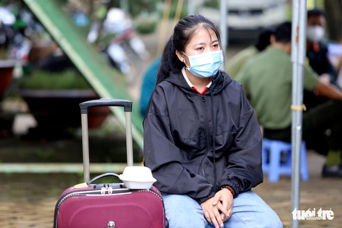 Gần trăm người đi bộ từ Long An về Tây Nguyên, tới Nhà Bè được bộ đội đưa về quê - Ảnh 6. Gần trăm người đi bộ từ Long An về Tây Nguyên, tới Nhà Bè được bộ đội đưa về quê - Ảnh 6.