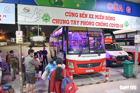Chuyến xe khách liên tỉnh đầu tiên sau giãn cách đã rời bến xe Miền Đông - Ảnh 3. Chuyến xe khách liên tỉnh đầu tiên sau giãn cách đã rời bến xe Miền Đông - Ảnh 3.