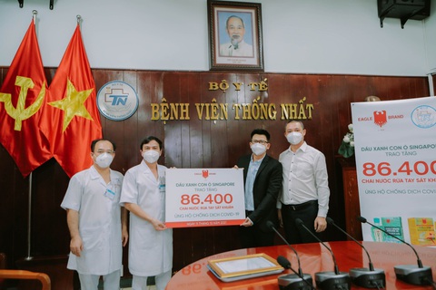 Doanh nghiệp dầu gió Singapore tặng nước rửa tay cho bệnh viện tuyến đầu - Ảnh 1. Doanh nghiệp dầu gió Singapore tặng nước rửa tay cho bệnh viện tuyến đầu - Ảnh 1.
