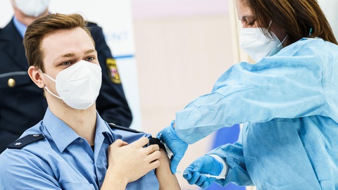 Đức quy định người chưa tiêm vaccine COVID-19 tự trả tiền xét nghiệm - Ảnh 1. Đức quy định người chưa tiêm vaccine COVID-19 tự trả tiền xét nghiệm - Ảnh 1.