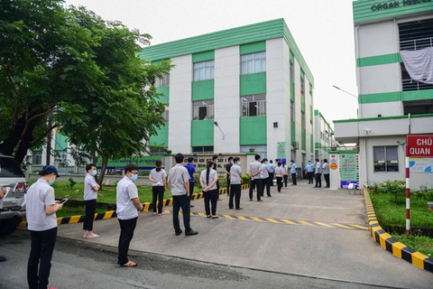 Hàng nghìn công nhân xét nghiệm COVID-19 bằng công nghệ QR Code - Ảnh 1. Hàng nghìn công nhân xét nghiệm COVID-19 bằng công nghệ QR Code - Ảnh 1.