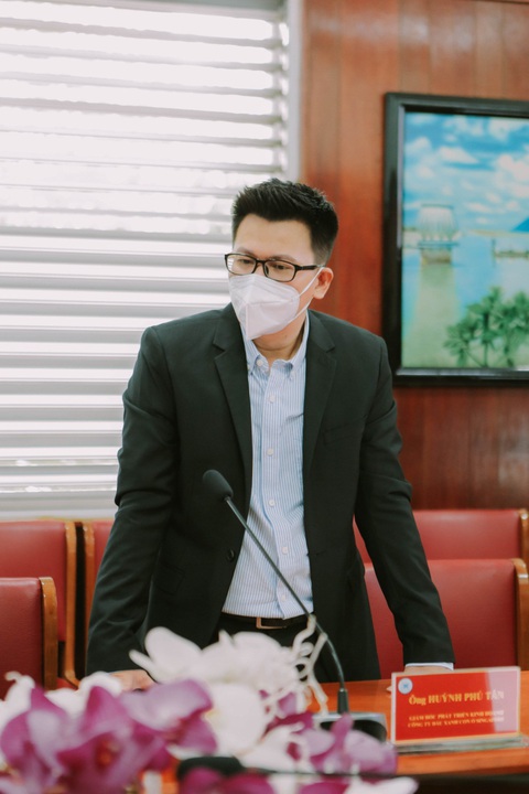 Doanh nghiệp dầu gió Singapore tặng nước rửa tay cho bệnh viện tuyến đầu - Ảnh 3. Doanh nghiệp dầu gió Singapore tặng nước rửa tay cho bệnh viện tuyến đầu - Ảnh 3.