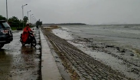 Quảng Bình cấm ra biển, xét nghiệm COVID-19 100% ngư dân từ biển vào bờ tránh bão - Ảnh 2. Quảng Bình cấm ra biển, xét nghiệm COVID-19 100% ngư dân từ biển vào bờ tránh bão - Ảnh 2.