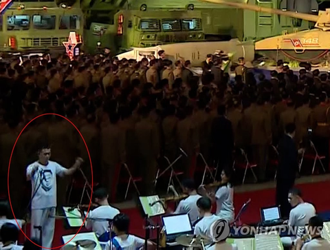 Áo phông in hình ông Kim Jong Un gây chú ý tại Triều Tiên - Ảnh 1. Áo phông in hình ông Kim Jong Un gây chú ý tại Triều Tiên - Ảnh 1.