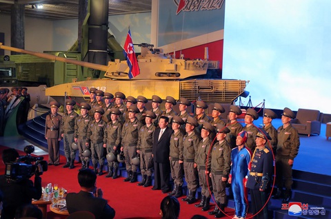 Áo phông in hình ông Kim Jong Un gây chú ý tại Triều Tiên - Ảnh 2. Áo phông in hình ông Kim Jong Un gây chú ý tại Triều Tiên - Ảnh 2.