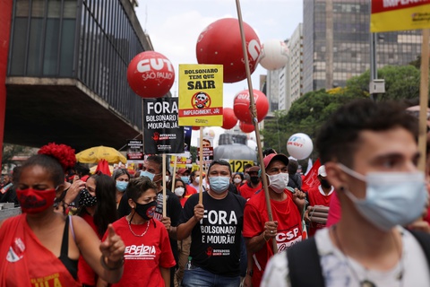Tổng thống Brazil nói tiêm vắc xin với ông là vô nghĩa, mặc các chỉ trích - Ảnh 2. Tổng thống Brazil nói tiêm vắc xin với ông là vô nghĩa, mặc các chỉ trích - Ảnh 2.