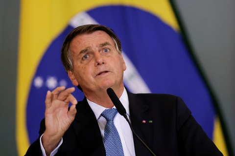 Tổng thống Brazil nói tiêm vắc xin với ông là vô nghĩa, mặc các chỉ trích - Ảnh 1. Tổng thống Brazil nói tiêm vắc xin với ông là vô nghĩa, mặc các chỉ trích - Ảnh 1.