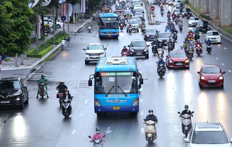 Hà Nội ngày đầu bình thường mới: Hàng quán nhộn nhịp, xe buýt vắng khách - Ảnh 7. Hà Nội ngày đầu bình thường mới: Hàng quán nhộn nhịp, xe buýt vắng khách - Ảnh 7.