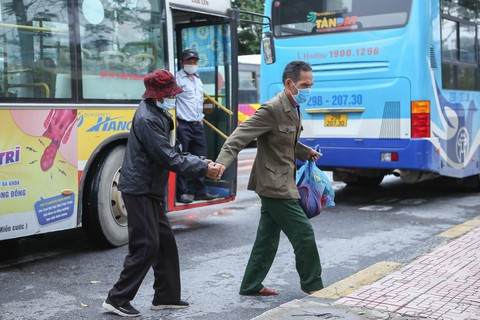 Hà Nội ngày đầu bình thường mới: Hàng quán nhộn nhịp, xe buýt vắng khách - Ảnh 9. Hà Nội ngày đầu bình thường mới: Hàng quán nhộn nhịp, xe buýt vắng khách - Ảnh 9.