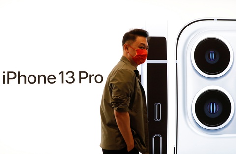 Apple, hãng ôtô khóc ròng vì thiếu chip - Ảnh 1. Apple, hãng ôtô khóc ròng vì thiếu chip - Ảnh 1.