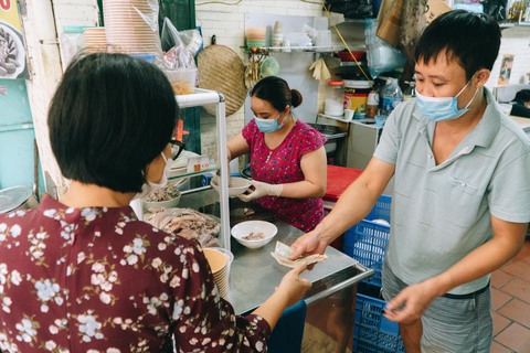 Hà Nội ngày đầu bình thường mới: Hàng quán nhộn nhịp, xe buýt vắng khách - Ảnh 1. Hà Nội ngày đầu bình thường mới: Hàng quán nhộn nhịp, xe buýt vắng khách - Ảnh 1.