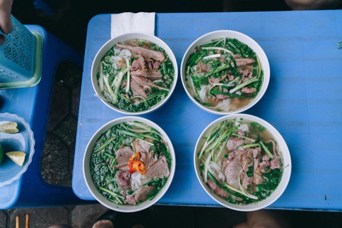 Hà Nội ngày đầu bình thường mới: Hàng quán nhộn nhịp, xe buýt vắng khách - Ảnh 4. Hà Nội ngày đầu bình thường mới: Hàng quán nhộn nhịp, xe buýt vắng khách - Ảnh 4.