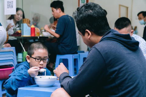 Hà Nội ngày đầu bình thường mới: Hàng quán nhộn nhịp, xe buýt vắng khách - Ảnh 5. Hà Nội ngày đầu bình thường mới: Hàng quán nhộn nhịp, xe buýt vắng khách - Ảnh 5.
