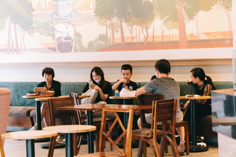 Hà Nội ngày đầu bình thường mới: Hàng quán nhộn nhịp, xe buýt vắng khách - Ảnh 6. Hà Nội ngày đầu bình thường mới: Hàng quán nhộn nhịp, xe buýt vắng khách - Ảnh 6.