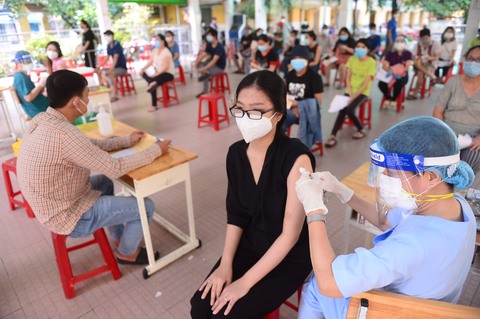 TP.HCM còn 2,5 triệu liều vắc xin đủ tiêm mũi 2 cho người trên 18 tuổi - Ảnh 1. TP.HCM còn 2,5 triệu liều vắc xin đủ tiêm mũi 2 cho người trên 18 tuổi - Ảnh 1.