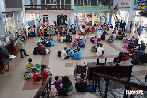 Huế đón gần 600 thai phụ, mẹ và bé sơ sinh, học sinh mắc kẹt về quê bằng xe lửa - Ảnh 3. Huế đón gần 600 thai phụ, mẹ và bé sơ sinh, học sinh mắc kẹt về quê bằng xe lửa - Ảnh 3.