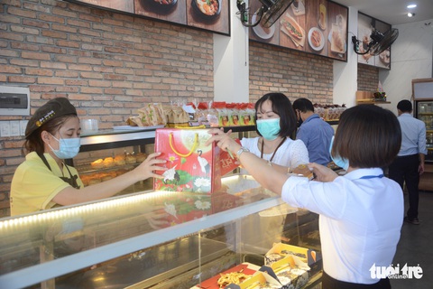 Đà Nẵng cho bán ăn uống tại chỗ từ 16-10 - Ảnh 1. Đà Nẵng cho bán ăn uống tại chỗ từ 16-10 - Ảnh 1.