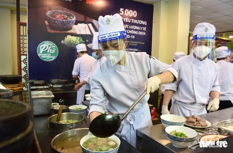 Tô phở tri ân, chia tay lực lượng tuyến đầu - Ảnh 2. Tô phở tri ân, chia tay lực lượng tuyến đầu - Ảnh 2.