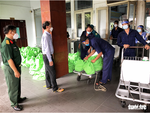 Bộ Tư lệnh TP.HCM tặng sữa, lương khô, mong bà con ấm bụng về quê - Ảnh 2. Bộ Tư lệnh TP.HCM tặng sữa, lương khô, mong bà con ấm bụng về quê - Ảnh 2.