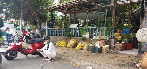 Vừa nới lỏng, giá mặt bằng tăng lại - Ảnh 1. Vừa nới lỏng, giá mặt bằng tăng lại - Ảnh 1.