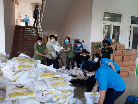 Những phần quà san sẻ yêu thương của phụ nữ Cần Thơ - Ảnh 1. Những phần quà san sẻ yêu thương của phụ nữ Cần Thơ - Ảnh 1.
