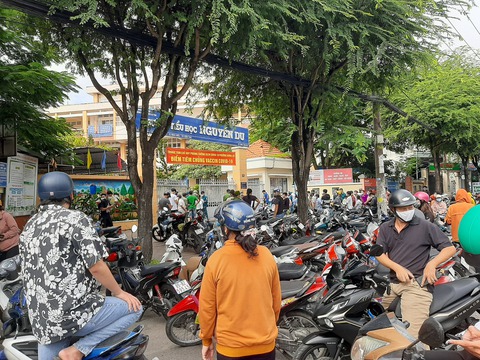 Cần Thơ: Người dân tập trung đông tại điểm tiêm vắc xin phòng COVID-19 - Ảnh 1. Cần Thơ: Người dân tập trung đông tại điểm tiêm vắc xin phòng COVID-19 - Ảnh 1.