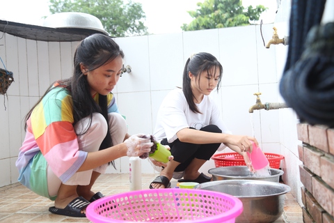 Nỗi lo sau giảng đường của đôi bạn mồ côi - Ảnh 6. Nỗi lo sau giảng đường của đôi bạn mồ côi - Ảnh 6.