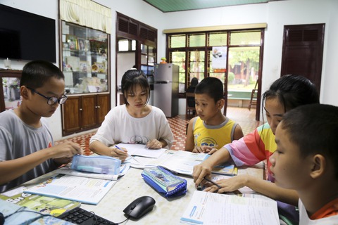 Nỗi lo sau giảng đường của đôi bạn mồ côi - Ảnh 2. Nỗi lo sau giảng đường của đôi bạn mồ côi - Ảnh 2.
