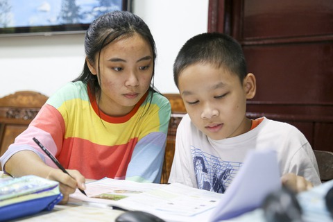 Nỗi lo sau giảng đường của đôi bạn mồ côi - Ảnh 3. Nỗi lo sau giảng đường của đôi bạn mồ côi - Ảnh 3.