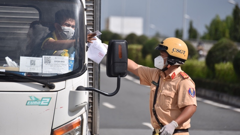 Kiểm soát đi lại vẫn mỗi nơi một kiểu - Ảnh 3. Kiểm soát đi lại vẫn mỗi nơi một kiểu - Ảnh 3.