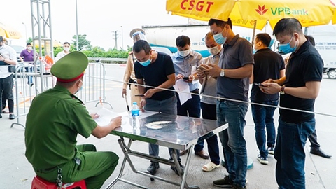 Kiểm soát đi lại vẫn mỗi nơi một kiểu - Ảnh 2. Kiểm soát đi lại vẫn mỗi nơi một kiểu - Ảnh 2.