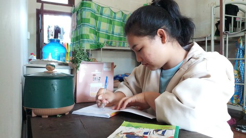Nhiều bàn tay tiếp sức hai cô gái mồ côi vào đại học - Ảnh 2. Nhiều bàn tay tiếp sức hai cô gái mồ côi vào đại học - Ảnh 2.