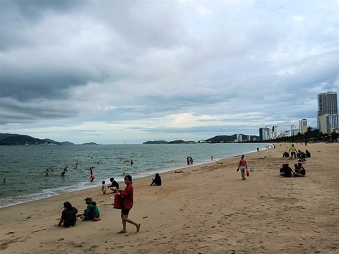 Người dân Nha Trang được tắm biển trở lại từ ngày 16-10 - Ảnh 1. Người dân Nha Trang được tắm biển trở lại từ ngày 16-10 - Ảnh 1.