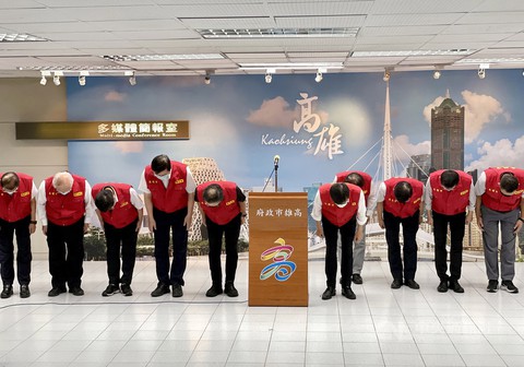 Thị trưởng Cao Hùng cúi đầu xin lỗi vì vụ cháy chung cư khiến gần 50 người chết - Ảnh 1. Thị trưởng Cao Hùng cúi đầu xin lỗi vì vụ cháy chung cư khiến gần 50 người chết - Ảnh 1.