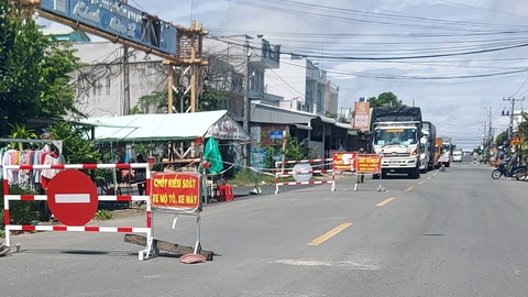 Kiểm soát đi lại vẫn mỗi nơi một kiểu - Ảnh 1. Kiểm soát đi lại vẫn mỗi nơi một kiểu - Ảnh 1.